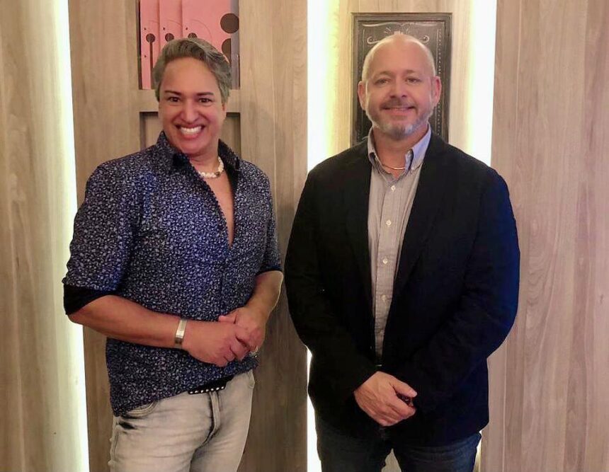 Marcelo Rodrigues é recebido pelo jornalista social Leandro Camargo em Itajaí