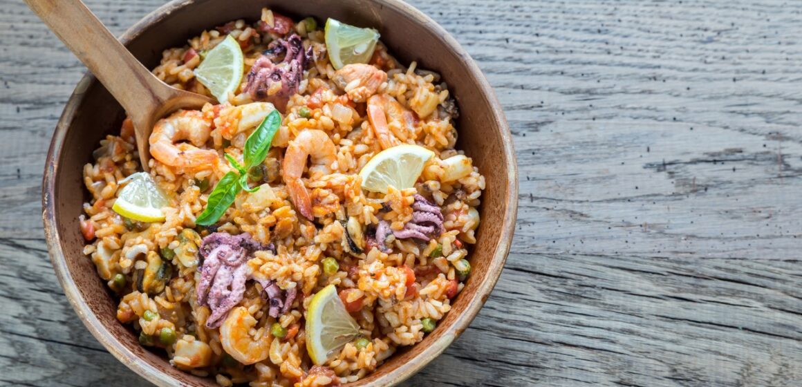 Paella de frutos do mar para comemorar o Dia das Mães