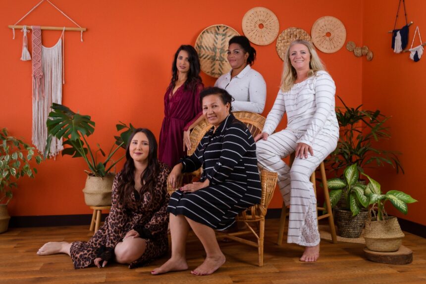 Exposição fotográfica no Balneário Shopping dá visibilidade a mulheres que trabalham na limpeza urbana da cidade