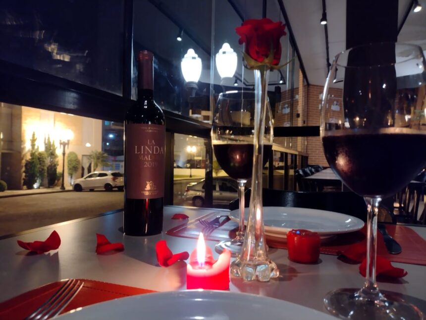 Decoração romântica e jantar à luz de velas são opções para celebrar o Dia dos Namorados