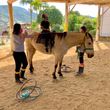 Equoterapia auxilia no desenvolvimento de crianças com necessidades especiais em Itapema