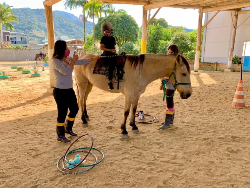 Equoterapia auxilia no desenvolvimento de crianças com necessidades especiais em Itapema