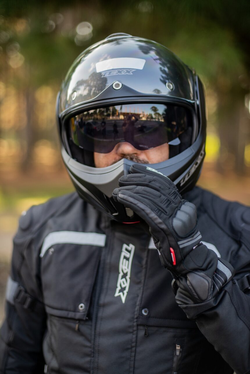 Qual é a proteção ideal para motociclistas nos dias frios?