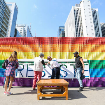 Ambev homenageia a história da luta LGBTQIA+ com o movimento #OrgulhoResiste