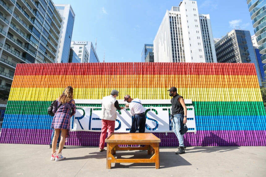 Ambev homenageia a história da luta LGBTQIA+ com o movimento #OrgulhoResiste