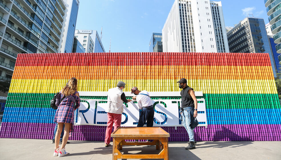 Ambev homenageia a história da luta LGBTQIA+ com o movimento #OrgulhoResiste