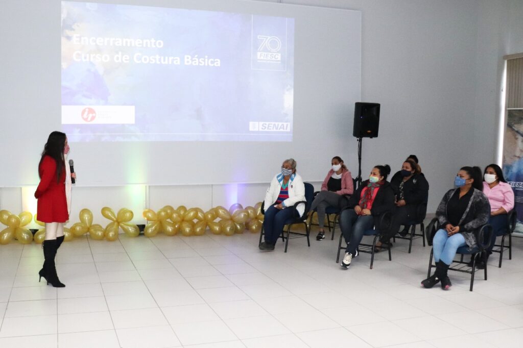 SENAI Blumenau e Instituto Lojas Renner formam turma de Costura Básica