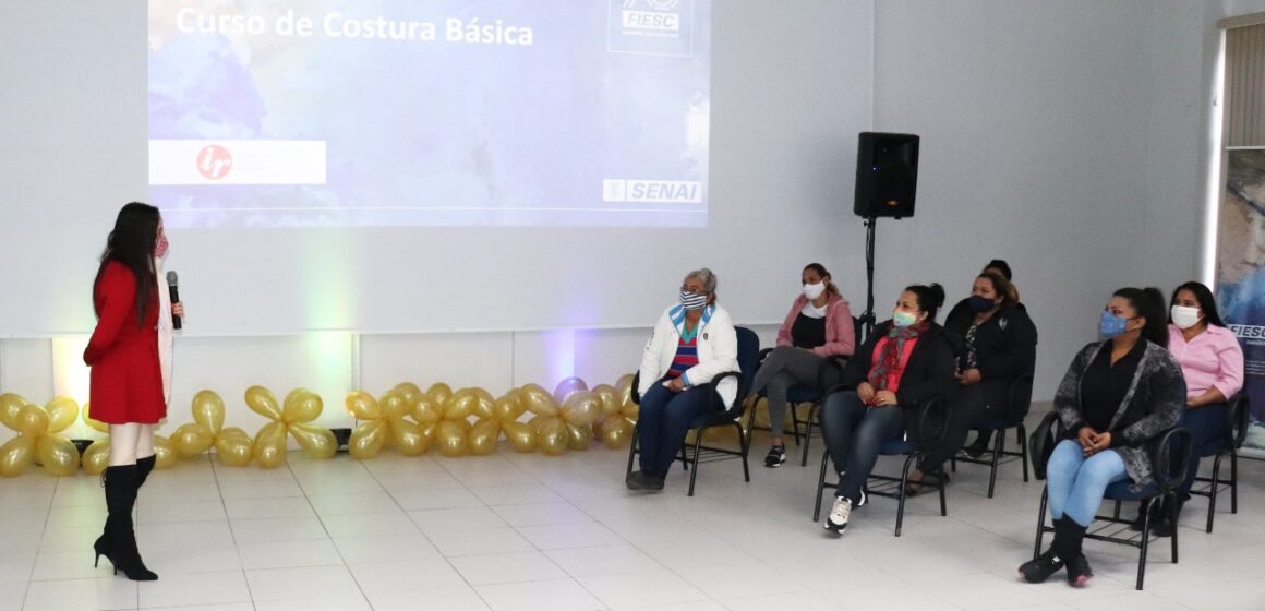 SENAI Blumenau e Instituto Lojas Renner formam turma de Costura Básica