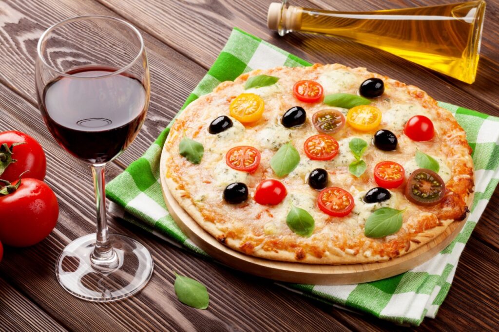 Sommelier dá dicas para harmonizar vinho com os sabores tradicionais de pizza. 