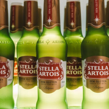 Nova campanha da Stella Artois destaca a leveza com sua versão sem glúten