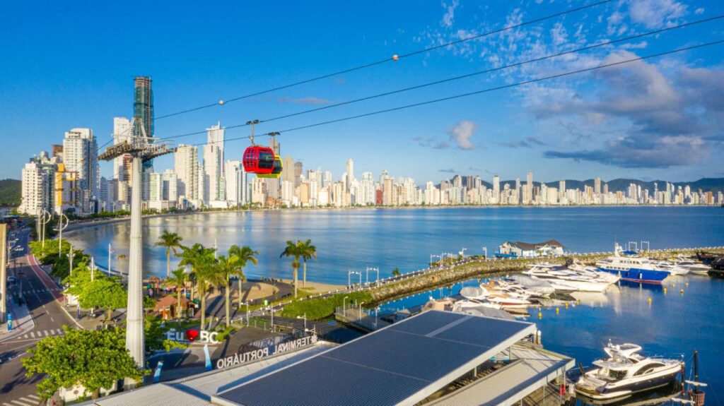 Ocupação de hotéis em Balneário Camboriú em julho representa retomada do turismo