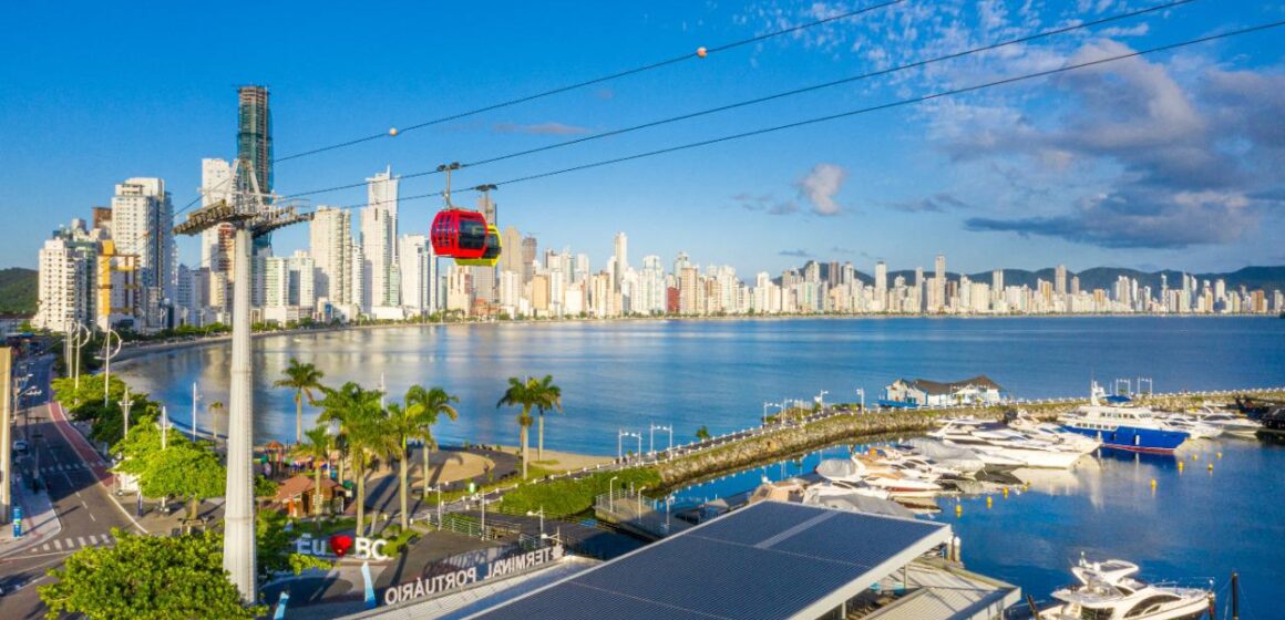 Ocupação de hotéis em Balneário Camboriú em julho representa retomada do turismo