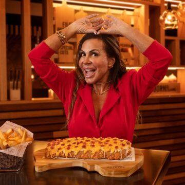 Royal Cheese Ribs retorna ao menu do Outback apresentada por Gretchen