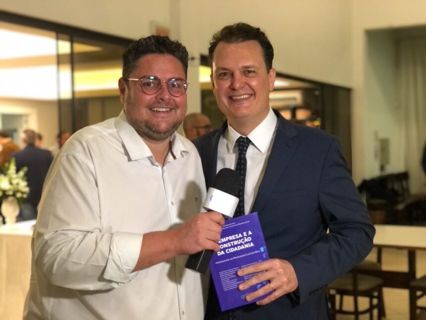 Advogado e professor Aurélio Miguel Bowens da Silva lança livro na OAB-Blumenau