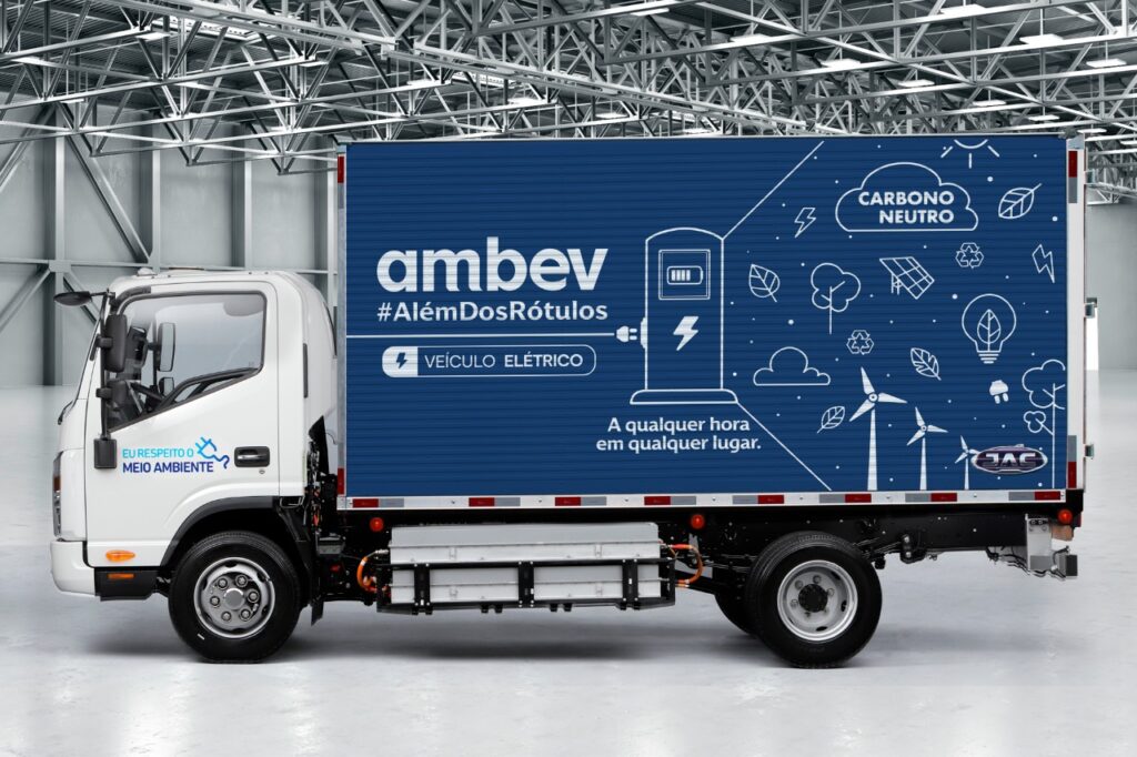 Ambev fecha acordo com JAC Motors e aumenta sua frota de veículos elétricos 