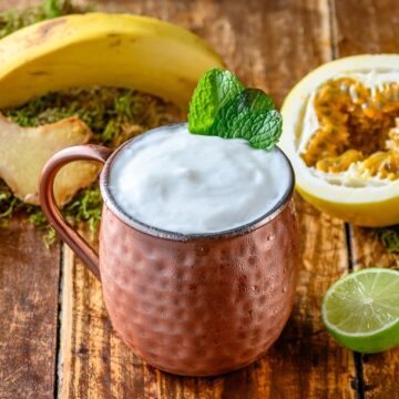 Drinques tropicais com xarope de banana verde para curtir no Verão