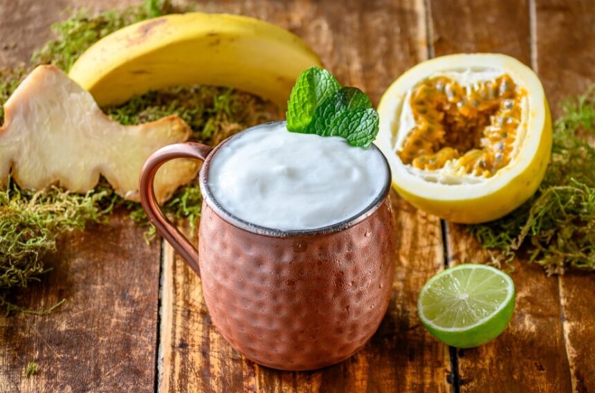 Drinques tropicais com xarope de banana verde para curtir no Verão