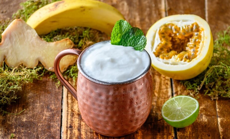 Drinques tropicais com xarope de banana verde para curtir no Verão