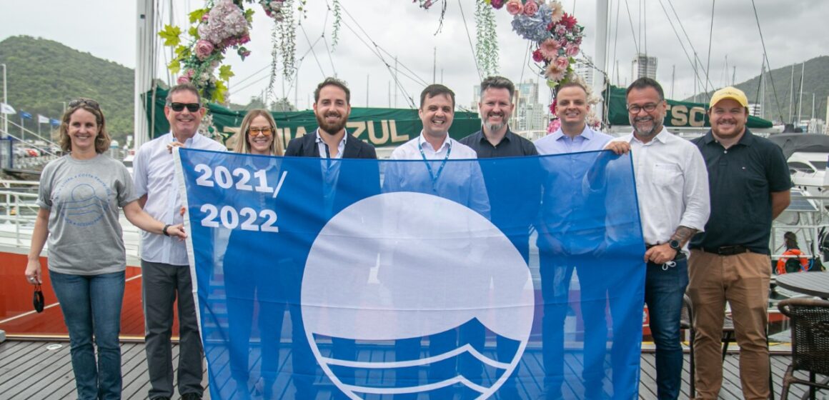 Marina Itajaí realiza cerimônia de hasteamento da Bandeira Azul