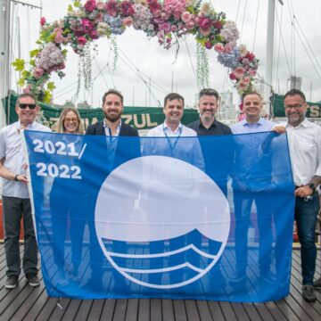 Marina Itajaí realiza cerimônia de hasteamento da Bandeira Azul