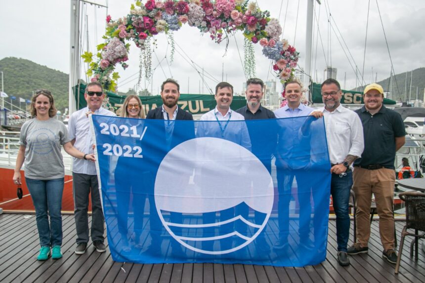 Marina Itajaí realiza cerimônia de hasteamento da Bandeira Azul