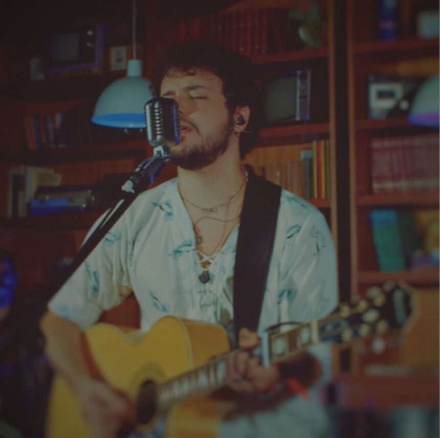 Cantor e compositor Léo Vieira faz show em Blumenau