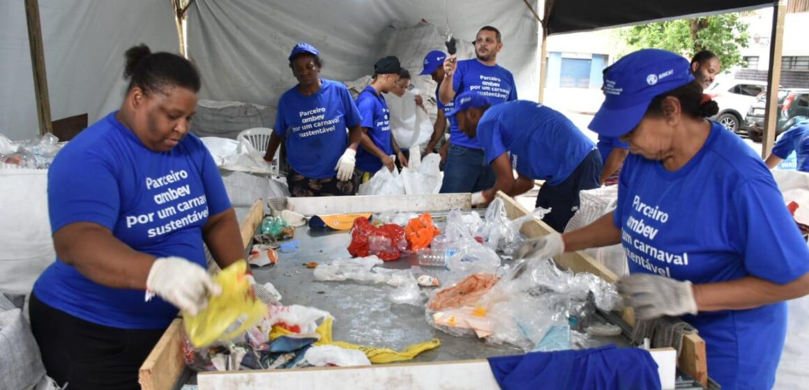 Ambev e Zé Delivery se unem para apoiar ambulantes e catadores neste Carnaval