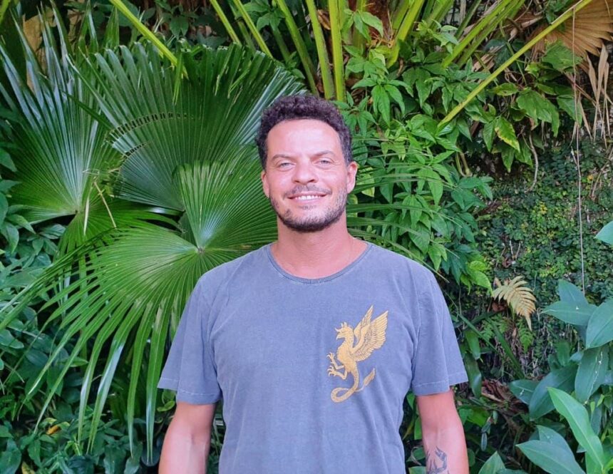 Santacosta lança camisetas em colaboração com o artista Mateus Bailon Santacosta lança camisetas em colaboração com o artista Mateus Bailon