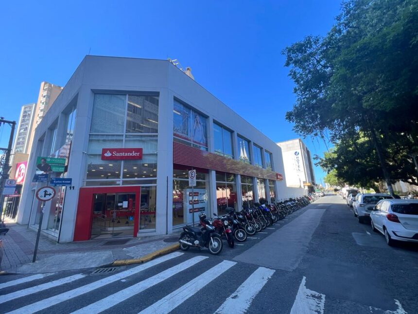 Construtora Lotisa consolida compra de prédio do antigo Santander, no centro de Itajaí