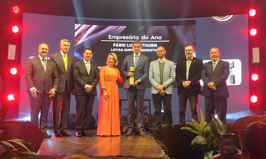 Fábio Inthurn, da Lotisa, é escolhido Empresário do Ano pela Associação Empresarial de Itajaí