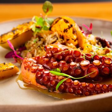 Restaurante Drummond aposta na brasilidade do menu, na Praia Brava, em Itajaí