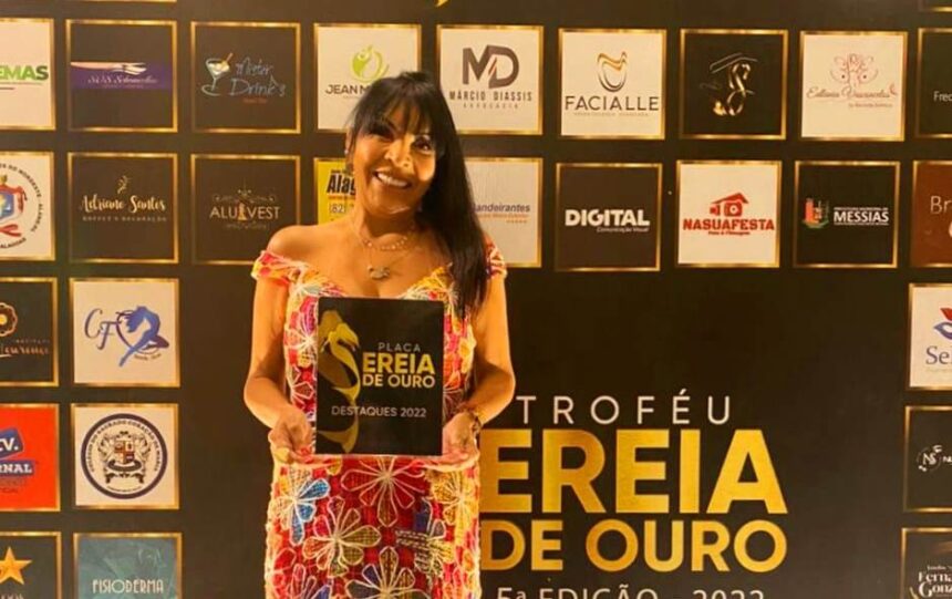 Aninha Monteiro recebe a SEREIA DE OURO