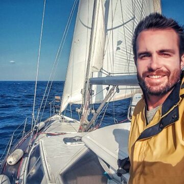 Max Fercondini recebe público em noite de autógrafos do livro “Mar Calmo Não Faz Bom Marinheiro” no Itajaí Shopping