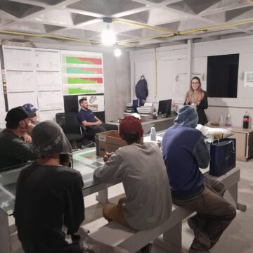 Debate sobre saúde mental e felicidade chega aos canteiros de obras em Itajaí Debate sobre saúde mental e felicidade chega aos canteiros de obras em Itajaí