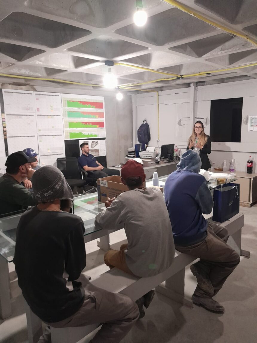 Debate sobre saúde mental e felicidade chega aos canteiros de obras em Itajaí