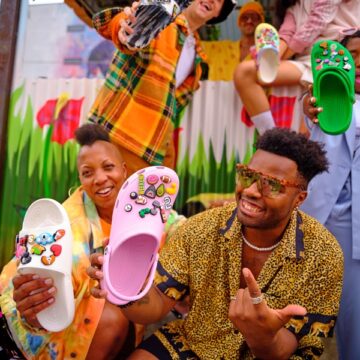 Crocs celebra 20 anos com experiência global no metaverso Crocs celebra 20 anos com experiência global no metaverso