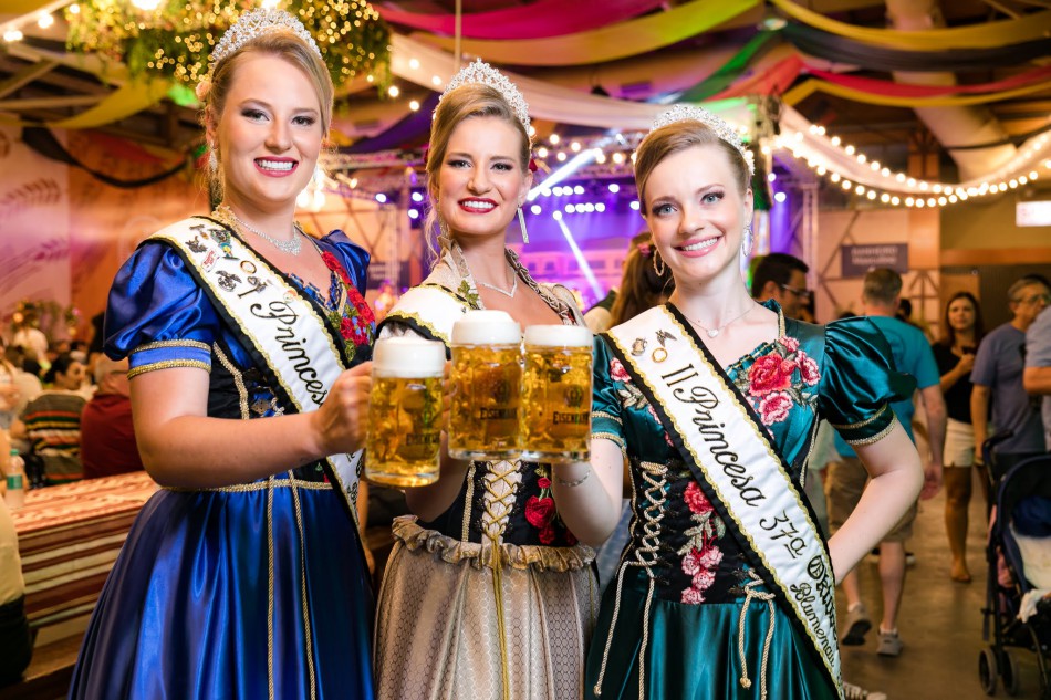 Oktoberfest Blumenau se despede com concurso da Realeza 2023