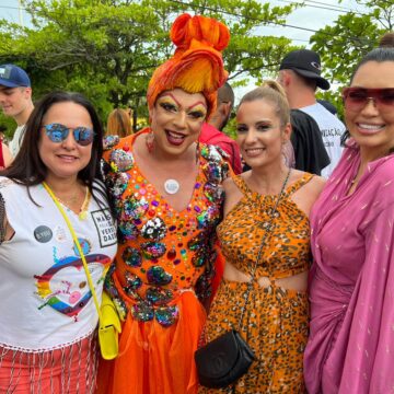 Parada da Diversidade recebe público recorde em Balneário Camboriú