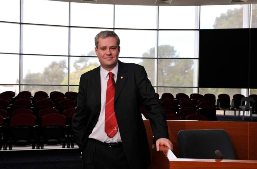 Professor da universidade australiana de Perth lança obra em Blumenau