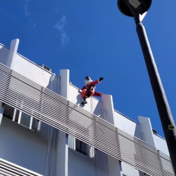 PAPAIS NOÉIS AVENTUREIROS FAZEM RAPEL NO HOSPITAL INFANTIL PEQUENO ANJO