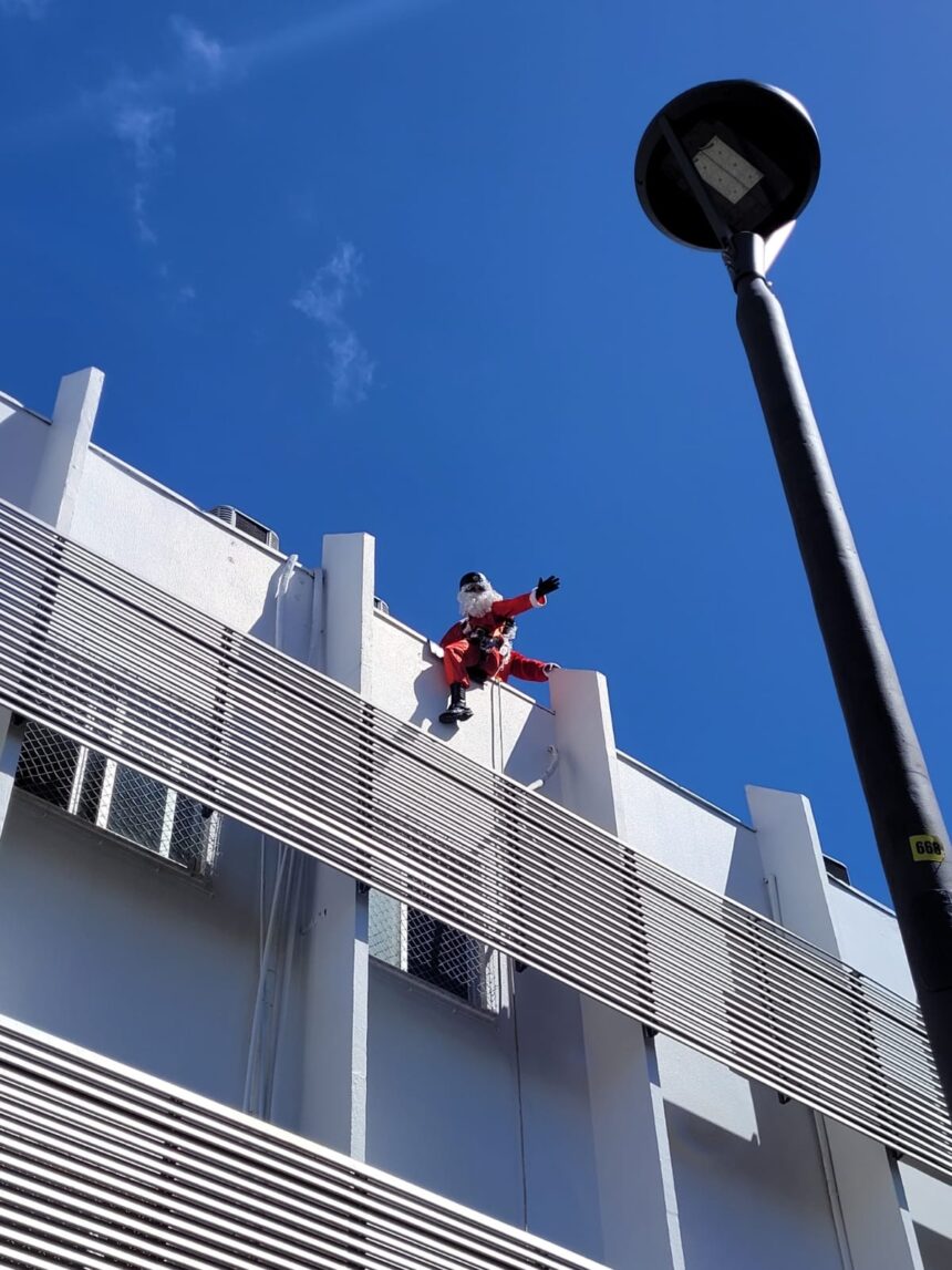 PAPAIS NOÉIS AVENTUREIROS FAZEM RAPEL NO HOSPITAL INFANTIL PEQUENO ANJO
