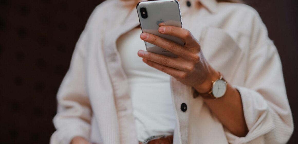 Uso do celular pode aumentar as rugas no pescoço e a ‘papada’