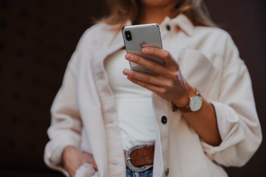 Uso do celular pode aumentar as rugas no pescoço e a ‘papada’
