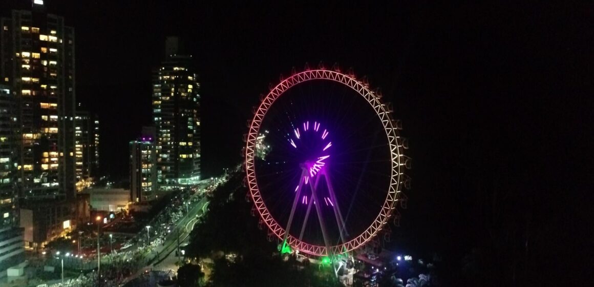 Roda gigante de Balneário Camboriú faz contagem regressiva para o Réveillon