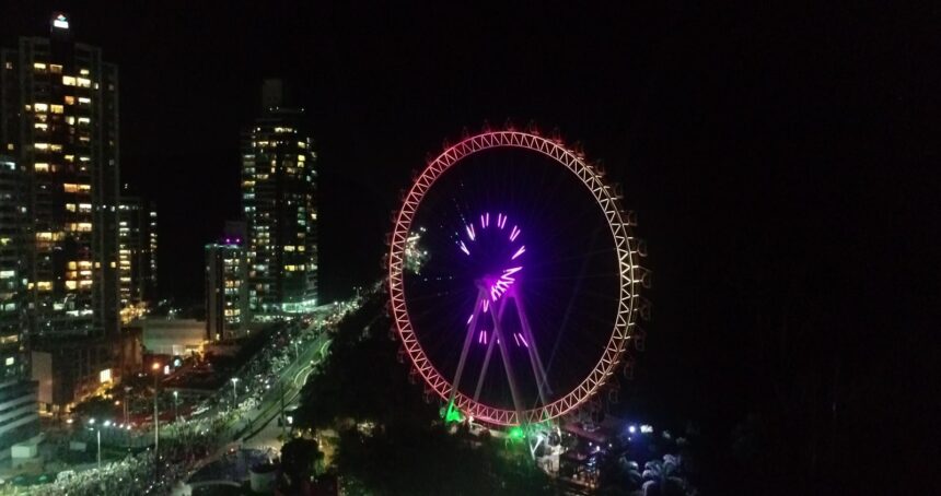 Roda gigante de Balneário Camboriú faz contagem regressiva para o Réveillon
