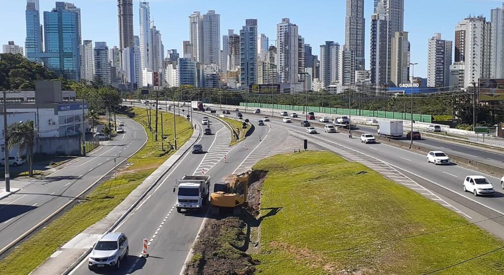 Iniciam as obras da terceira pista na marginal da BR 101 no trecho em frente ao Expocentro