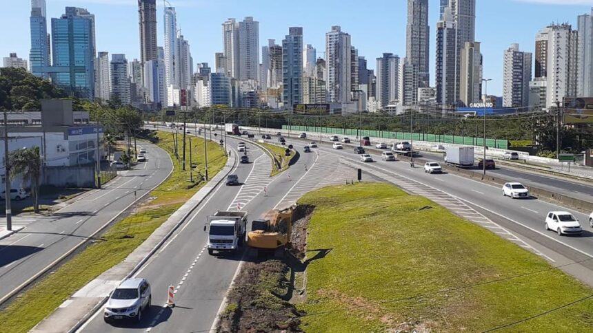 Iniciam as obras da terceira pista na marginal da BR 101 no trecho em frente ao Expocentro Iniciam as obras da terceira pista na marginal da BR 101 no trecho em frente ao Expocentro