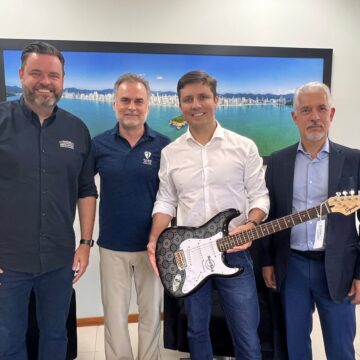 Prefeito de BC ganha presente do Hard Rock Live Florianópolis