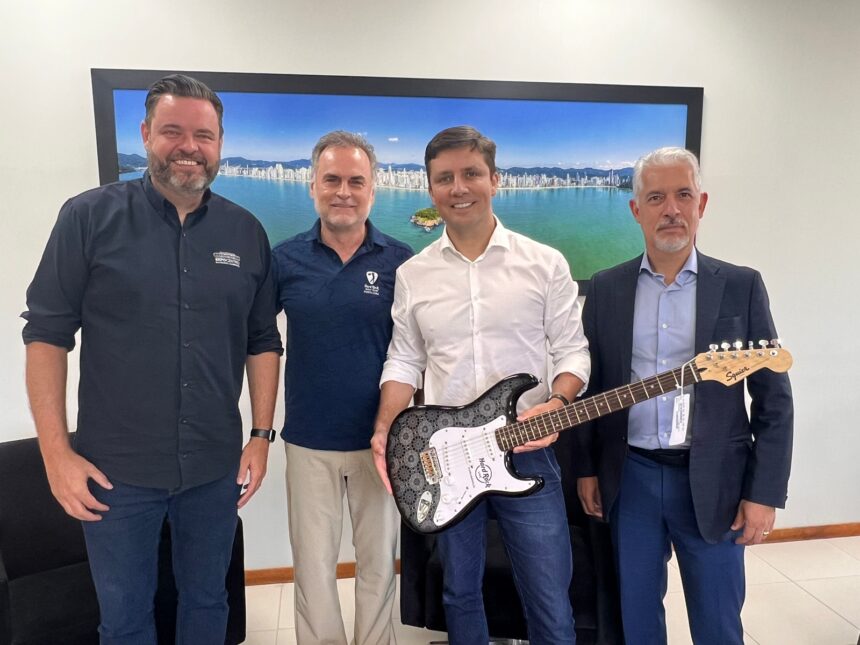 Prefeito de BC ganha presente do Hard Rock Live Florianópolis