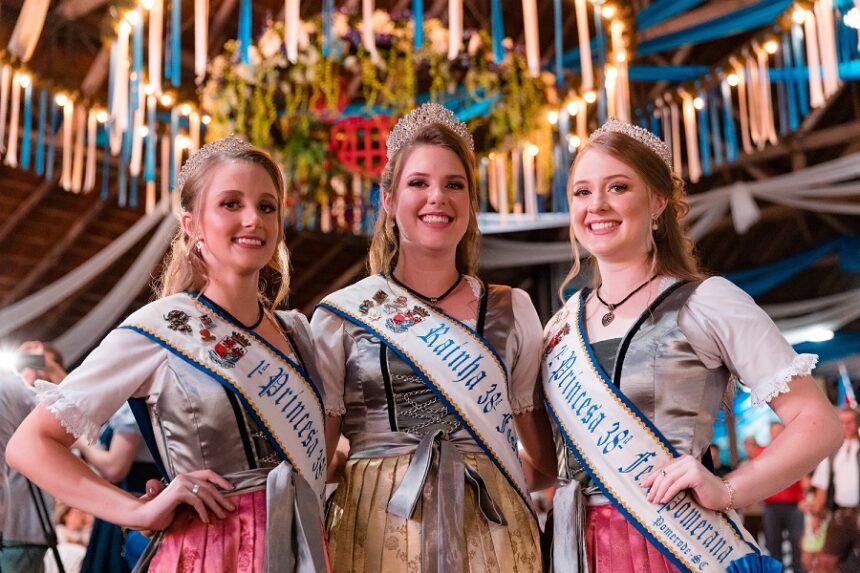 Cerca de 8 mil pessoas prestigiam primeiro dia da Festa Pomerana